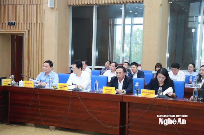 Các thành viên UBND tỉnh dự phiên làm việc. Ảnh: Thành Duy