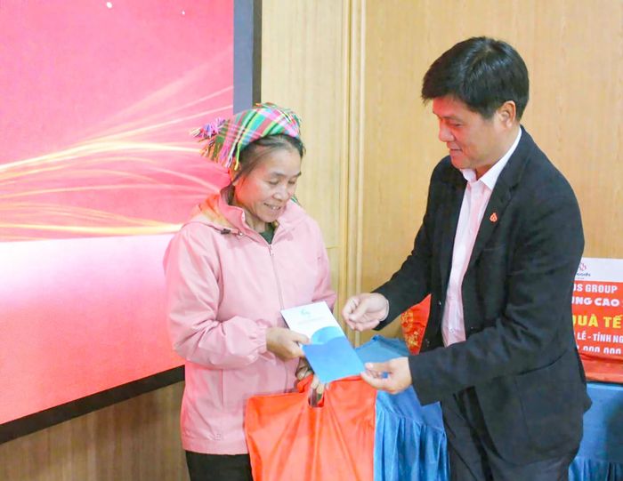Ông Nguyễn Mạnh Hùng - Tổng Giám đốc Nafoods Group trao quà đến các hộ dân. Ảnh: Thanh Quỳnh
