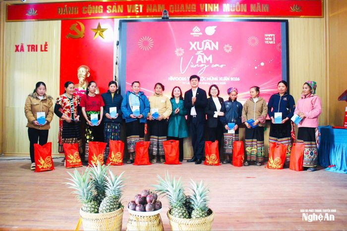 Đại diện Nafoods Group và Hội Liên hiệp Phụ nữ Việt Nam tỉnh Nghệ An trao quà Tết đến các hộ dân đồng bào dân tộc thiểu số ở xã Tri Lễ trong chương trình "Xuân ấm vùng cao" do Nafoods Group tổ chức. Ảnh: Thanh Quỳnh
