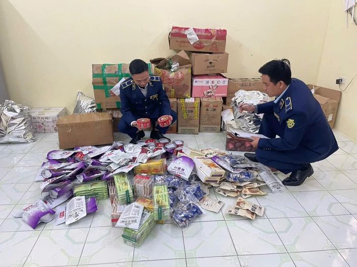 Cơ quan chức năng thu giữ 355 sản phẩm thực phẩm không rõ nguồn gốc xuất xứ.