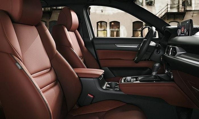 Nội thất New Mazda CX-8 ấn tượng hơn với chất liệu da Nappa màu nâu đỏ Chroma Brown và ốp gỗ thiên nhiên.