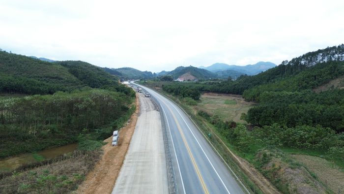  Một đoạn đường tại gói thầu XL2-NBLC do Công ty Cổ phần Tổng công ty Xây dựng Nghệ An thi công. 