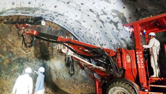  Thi công hạng mục hầm đường bộ Đại Việt (phía trái) tại Km186+500. 