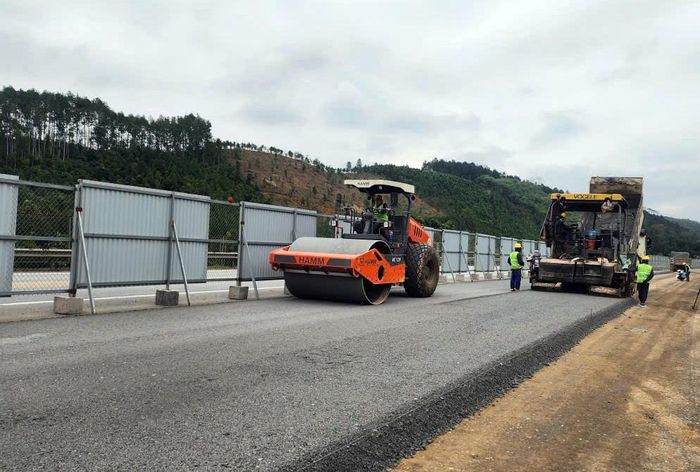  Rải lớp cấp phối đá dăm gia cố 4% xi măng tại Km190+420, gói thầu XL2-NBLC. 