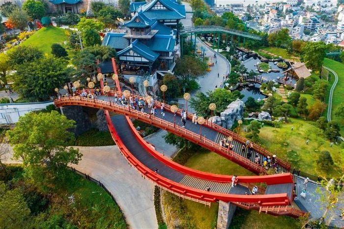 Sun World Hạ Long là tổ hợp vui chơi giải trí đẳng cấp quốc tế tại Quảng Ninh do Tập đoàn Sun Group đầu tư và phát triển.