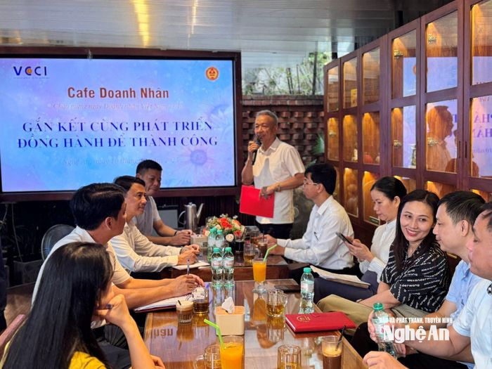 VCCI Chi nhánh Nghệ An - Hà Tĩnh- Quảng Trị phối hợp với Thuế tỉnh Nghệ An đối thoại, tháo gỡ vướng mắc cho doanh nghiệp về thuế và hoàn thuế khi xuất khẩu hàng hóa. Ảnh: Nguyễn Hải