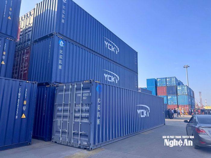 Container chờ đóng hàng chờ tại Cảng Cửa Lò- Nghệ An. Ảnh: Nguyễn Hải