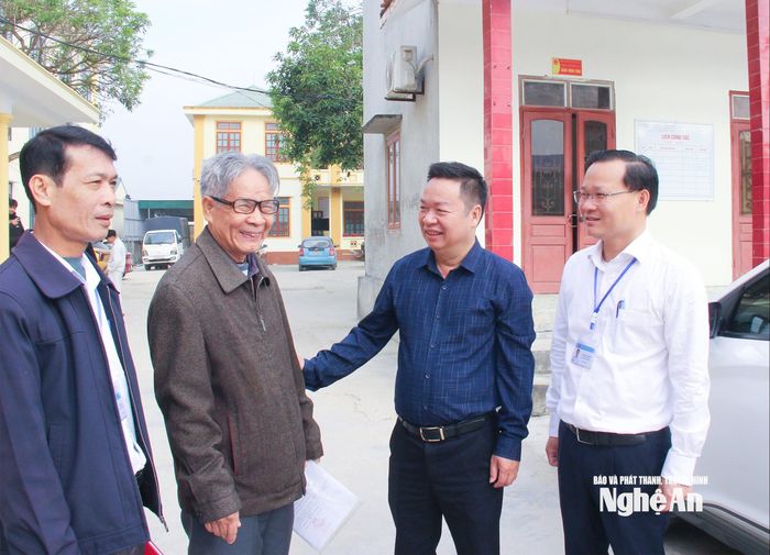 Cán bộ phường Hoàng Mai tìm hiểu sự hài lòng của người dân đối với bộ máy chính quyền xã. Ảnh: Mai Hoa
