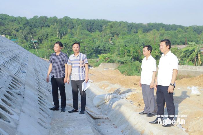 Cán bộ xã Đông Hiếu kiểm tra việc xây dựng công trình trên địa bàn. Ảnh: Mai Hoa