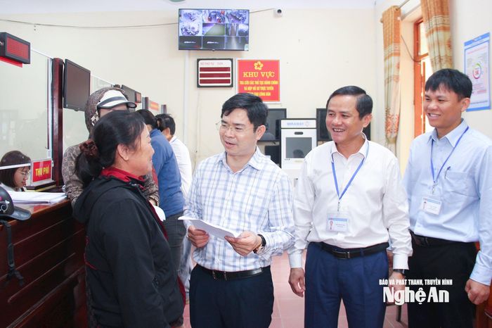Cán bộ xã Đại Đồng lắng nghe nhân dân phản ánh về kết quả giải quyết thủ tục hành chính tại Trung tâm Phục vụ hành chính công . Ảnh Mai Hoa