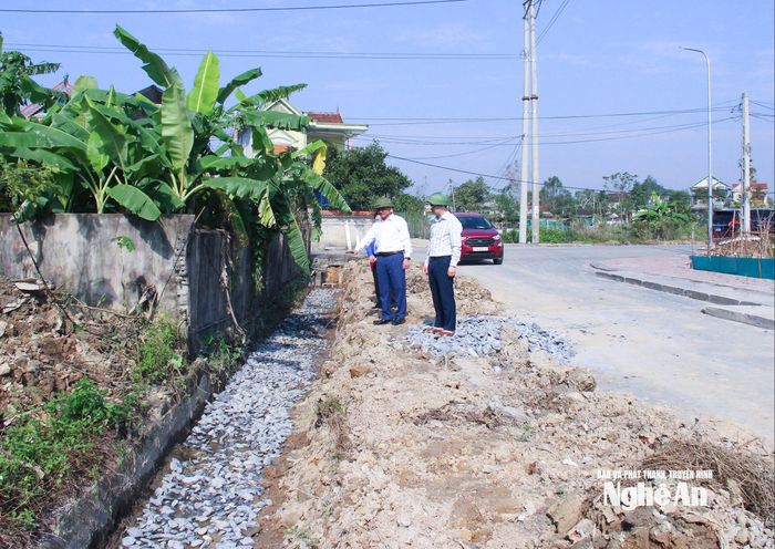 Cán bộ xã Đại Đồng kiểm tra xây dựng hạ tầng trên địa bàn. Ảnh: Mai Hoa