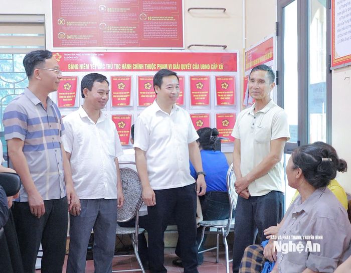 Cán bộ xã Đông Hiếu trao đổi với người dân liên quan đến giải quyết thủ tục hành chính. Ảnh: Mai Hoa