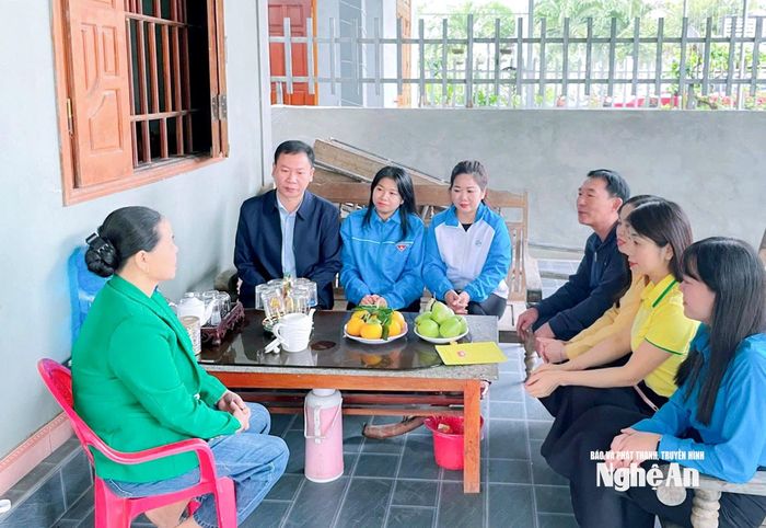 Cán bộ xã Đông Hiếu gần dân, sát dân nắm bắt tâm tư, nhu cầu của nhân dân. Ảnh: Mai Hoa