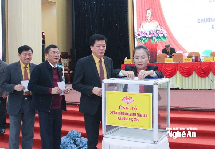 Các đồng chí lãnh tỉnh ủng hộ Chương trình "Nghĩa tình dòng Lam- Xuân Bính Ngọ 2026". Ảnh: Mai Hoa