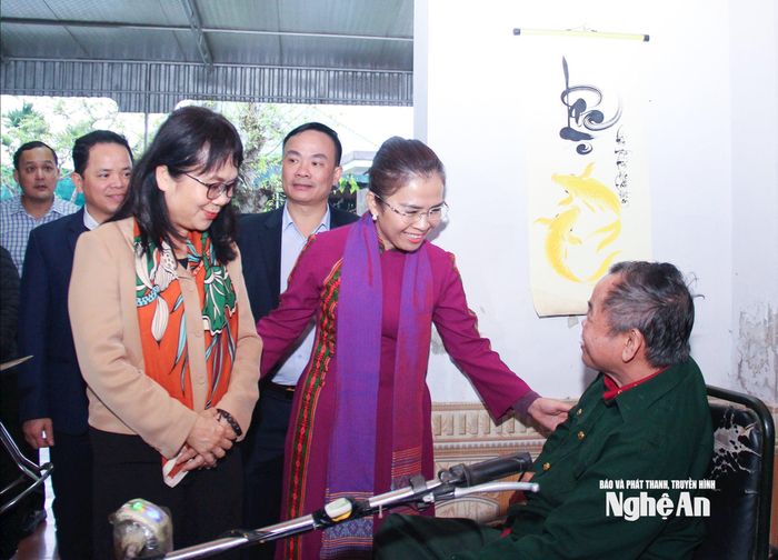 Các đại biểu Quốc hội và lãnh đạo UB MTTQ tỉnh, xã Trung Lộc thăm và tặng quà gia đình chính sách tại xã Trung Lộc. Ảnh: Mai Hoa
