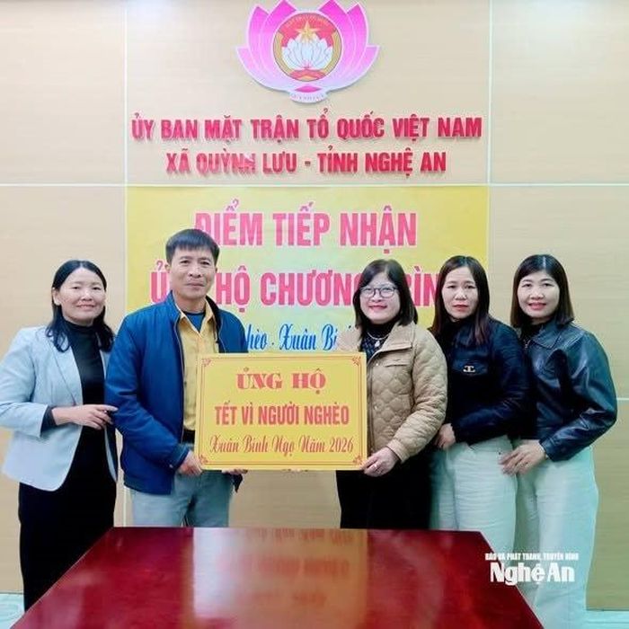 Ban vận động "Tết vì người nghèo" Xuân Bính Ngọ năm 2026 xã Quỳnh Lưu tiếp nhận ủng hộ. Ảnh: CSCC