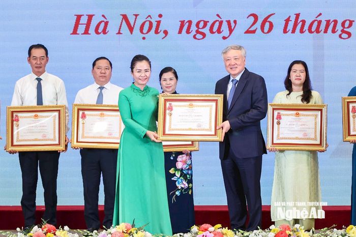 Phó Thủ tướng Thường trực Chính phủ Nguyễn Hòa Bình trao tặng Huân chương Lao động hạng Ba cho tỉnh Nghệ An vì có thành tích xuất sắc trong phong trào thi đua “Chung tay xóa nhà tạm, nhà dột nát trên phạm vi cả nước” . Ảnh tư liệu: Quang Vinh