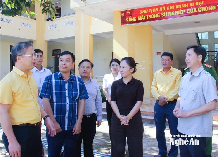 Đoàn công tác của tỉnh giám sát việc triển khai công tác khắc phục, hỗ trợ người dân bị ảnh hưởng thiên tai tại xã Nga My. Ảnh: Mai Hoa