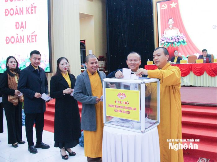 Các Ủy viên Ủy ban MTTQ Việt Nam tỉnh ủng hộ Chương trình "Nghĩa tình dòng Lam - Xuân Bính Ngọ 2026". Ảnh: Mai Hoa