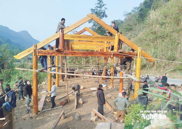 Xã Nhôn Mai huy động các lực lượng làm nhà ở cho người dân. Ảnh: CSCC
