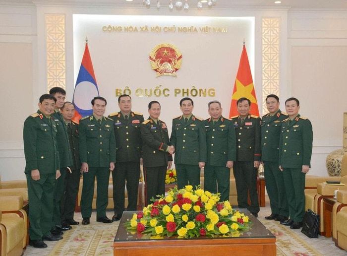 Đại tướng Phan Văn Giang - Ủy viên Bộ Chính trị, Phó Bí thư Quân ủy Trung ương, Bộ trưởng Quốc phòng và Thượng tướng Khamliang Outhakaysone - Ủy viên Bộ Chính trị Ban Chấp hành Trung ương Đảng Nhân dân Cách mạng Lào, Bộ trưởng Quốc phòng Lào chụp ảnh lưu niệm.