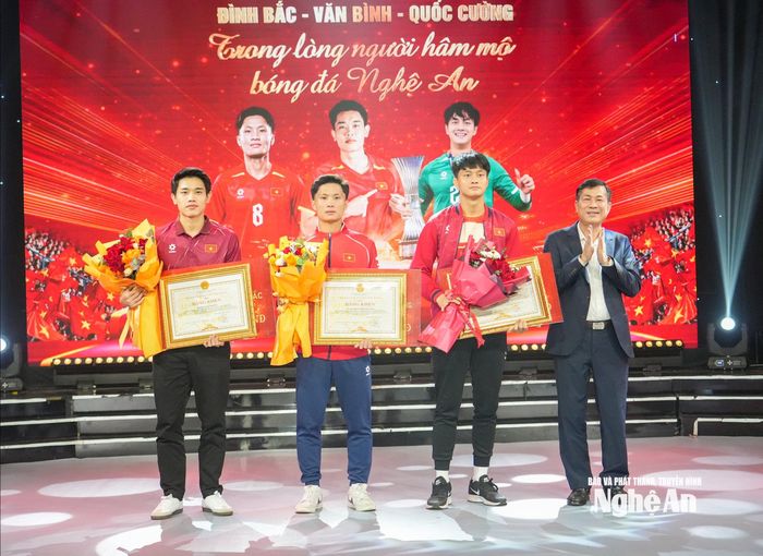 Đồng chí Thái Văn Thành - Ủy viên Ban Chấp hành Đảng bộ tỉnh - Phó Chủ tịch UBND tỉnh trao Bằng khen của Chủ tịch UBND tỉnh cho 3 cầu thủ. Ảnh: Minh Quân
