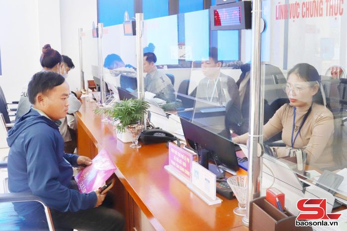 Giải quyết TTHC cho nhân dân tại Trung tâm Phục vụ hành chính công xã Sông Mã.