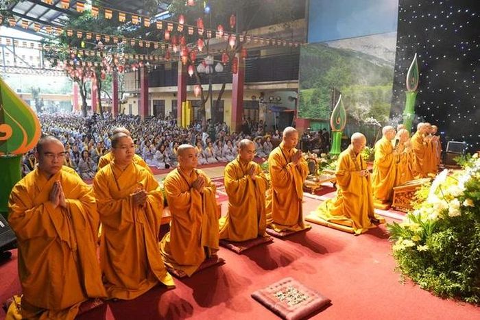 Chư tôn đức niêm hương