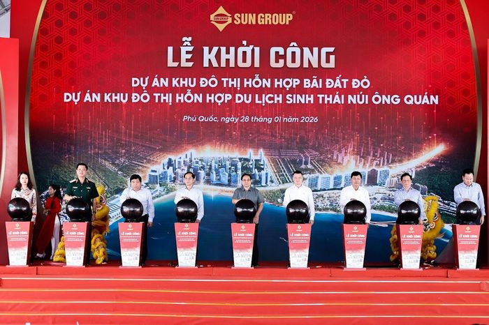 Thủ tướng Phạm Minh Chính và các đại biểu nhấn nút khởi công.