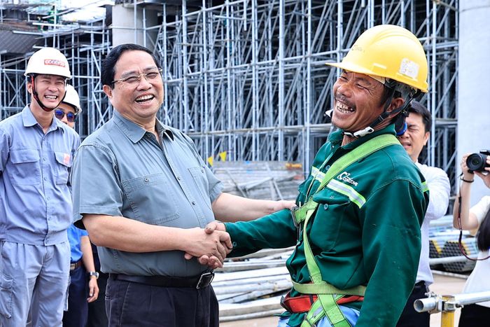 Thủ tướng thăm hỏi, động viên công nhân trên công trường.