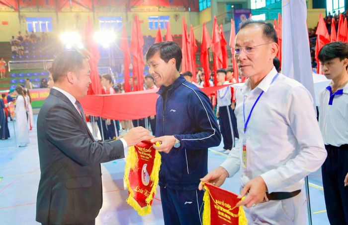 Nhiều HLV - VĐV được tỉnh trao tặng danh hiệu, phần thưởng cao quý. Ảnh: Sở VHTT&amp;DL Quảng Ninh.