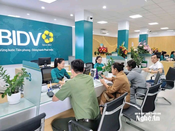 Giao dịch tại BIDV Nghệ An. Ảnh: TH