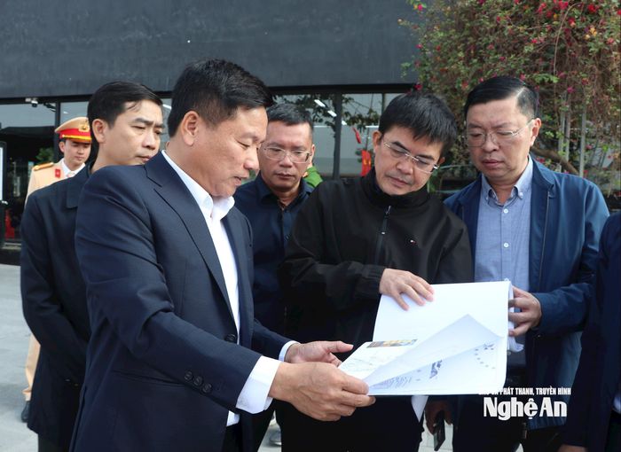 Phó Chủ tịch UBND tỉnh Hoàng Phú Hiền kiểm tra các phương án chỉnh trang đô thị tại các phường trung tâm thuộc TP Vinh cũ. Ảnh: Sỹ Đức