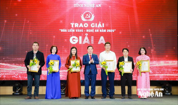 Đồng chí Nguyễn Khắc Thận - Ủy viên Ban Chấp hành Trung ương Đảng, Bí thư Tỉnh ủy trao giải A đến các tác giả, nhóm tác giả. Ảnh: Nhật Lệ