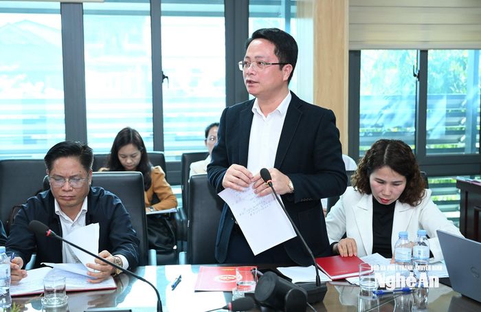 Đồng chí Hoàng Văn Hải - Giám đốc Trung tâm Chính trị phường Trường Vinh phát biểu ý kiến tại hội nghị. Ảnh: Thành Cường