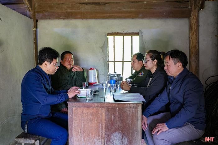 Anh Đức Anh làm việc với cán bộ, nhân viên công ty tại trạm bảo vệ rừng.