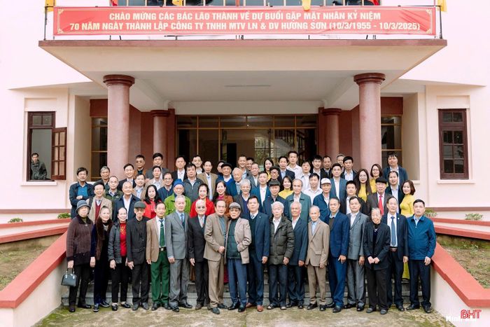 Các thế hệ cán bộ, nhân viên Công ty TNHH MTV Lâm nghiệp và Dịch vụ Hương Sơn.