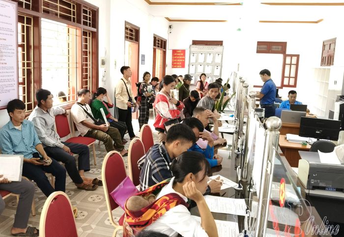 Đông đảo người dân đến Trung tâm PVHCC xã Mường Nhé giải quyết các thủ tục, giấy tờ.