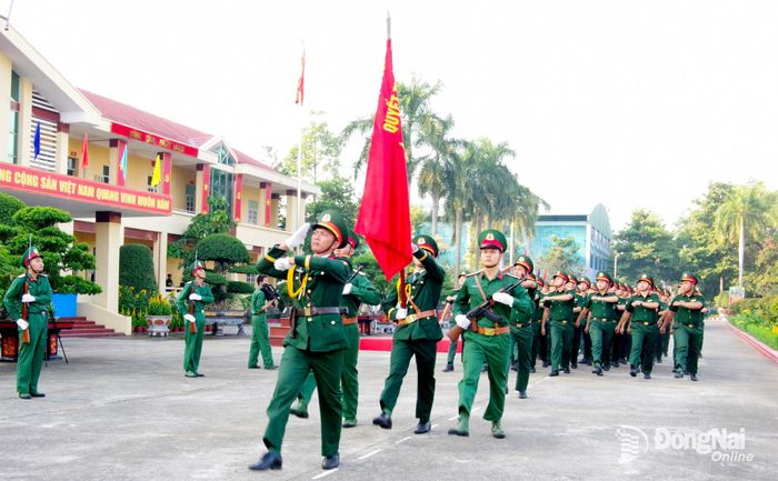 Duyệt đội ngũ ở Trung đoàn 31, Sư đoàn 309. Ảnh: Nguyễn Hùng