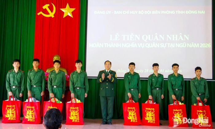 Thừa ủy quyền của Bộ Quốc phòng, Thượng tá Đoàn Trọng Nghĩa, Phó Chỉ huy trưởng, Tham mưu trưởng Ban Chỉ huy Bộ đội biên phòng tỉnh tặng quà của bộ cho quân nhân có hoàn cảnh khó khăn dịp Tết Nguyên đán 2026. Ảnh: Hữu Thịnh