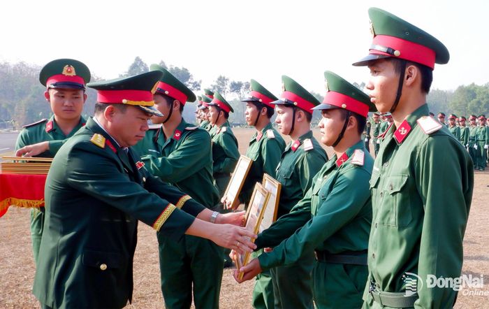 Thượng tá Phạm Minh Trí, Phó Chỉ huy trưởng Bộ Chỉ huy Quân sự tỉnh khen thưởng những quân nhân xuất sắc. Ảnh: Thành Chung