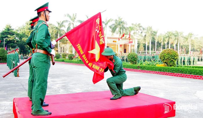 Quân nhân hoàn thành nghĩa vụ quân sự tại Trung đoàn 31, Sư đoàn 309 tuyên thệ thề tuyệt đối trung thành với Tổ quốc, với Đảng, Nhà nước và nhân dân. Ảnh: Nguyễn Hùng