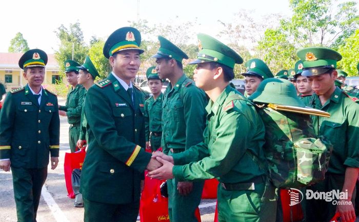 Lãnh đạo Ban Chỉ huy Bộ đội biên phòng tỉnh động viên quân nhân hoàn thành nghĩa vụ quân sự năm 2026. Ảnh: Hữu Thịnh