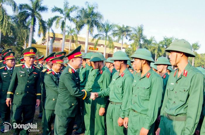 Đại tá Huỳnh Việt Tâm, Sư đoàn trưởng Sư đoàn 309 động viên quân nhân hoàn thành nghĩa vụ quân sự năm 2026. Ảnh: Nguyễn Hùng