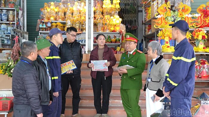  Đẩy mạnh tuyên truyền phòng cháy, chữa cháy tại các hộ kinh doanh đồ thờ, vàng mã ở chợ Kim Tân. 