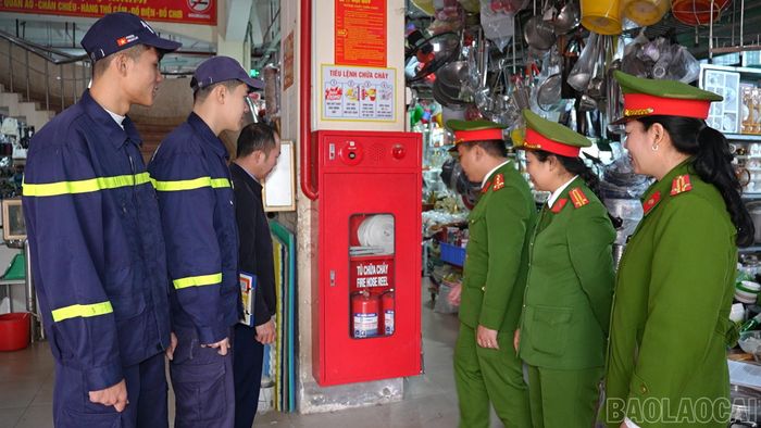  Lực lượng chức năng kiểm tra điều kiện đảm bảo an toàn phòng cháy, chữa cháy tại các chợ trên địa bàn phường Lào Cai. 