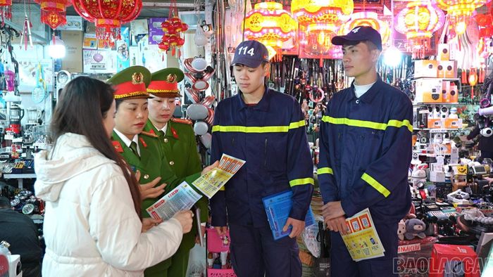  Lực lượng chức năng tăng cường tuyên truyền công tác phòng cháy, chữa cháy cho các tiểu thương. 