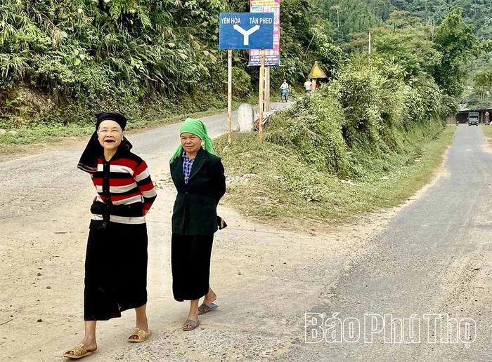 Bà con vùng cao vẫn giữ thói quen rủ nhau đi chơi tại chợ phiên Tân Minh họp vào thứ Năm hằng tuần.