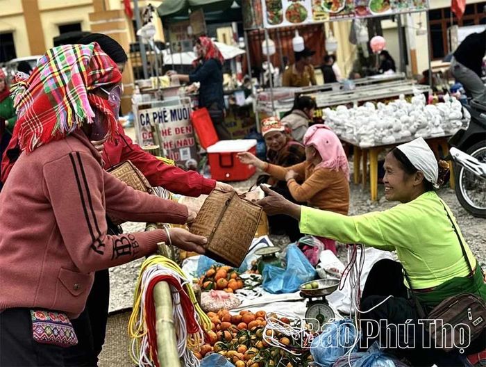 Họp cố định vào mỗi thứ Ba hằng tuần, chợ phiên Bò là nơi giao thương nhộn nhịp, thu hút du khách khám phá nét đẹp văn hóa truyền thống của mảnh đất, con người vùng cao xã Vân Sơn.