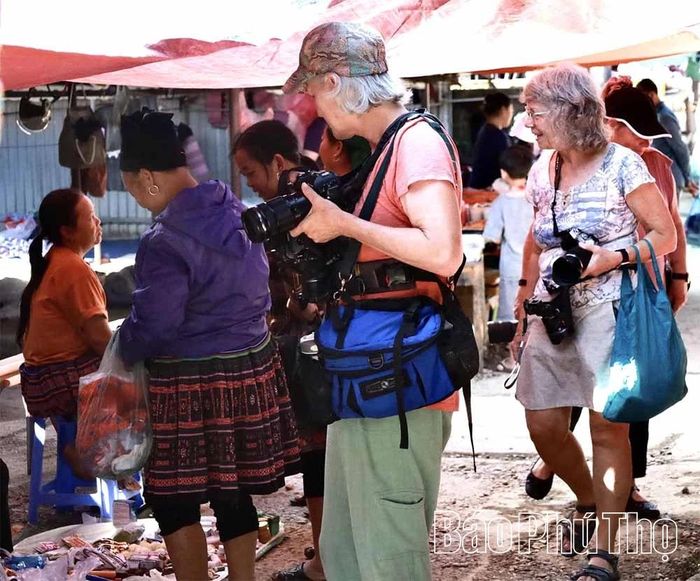 Chợ phiên mang đậm sắc thái văn hóa bản địa là một trong những sản phẩm du lịch trải nghiệm hấp dẫn trên hành trình khám phá điểm đến du lịch vùng cao.